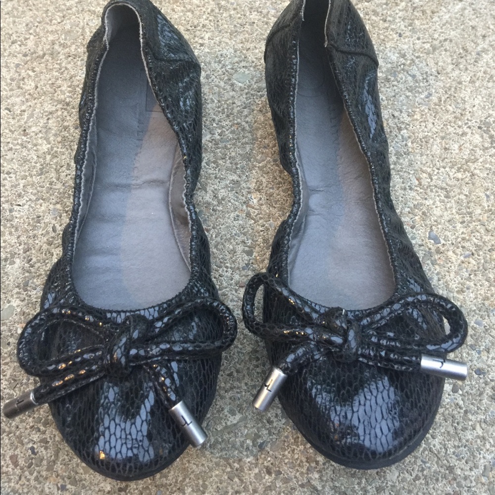 Women's J. Litvack Black Leather Textured Flats 9M